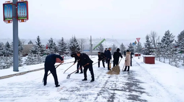 文明创建我先行——U8国际集团组织员工开展积雪清扫活动(图2) 文明创建我先行——U8国际集团组织员工开展积雪清扫活动(图2)