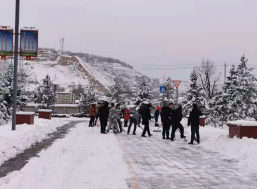 瑞雪兆丰年 扫雪保安全——U8国际集团团委组织开展积雪清扫活动(图2) 瑞雪兆丰年 扫雪保安全——U8国际集团团委组织开展积雪清扫活动(图2)