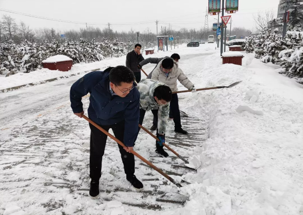 U8国际集团组织全体员工扫雪除冰(图2) U8国际集团组织全体员工扫雪除冰(图2)