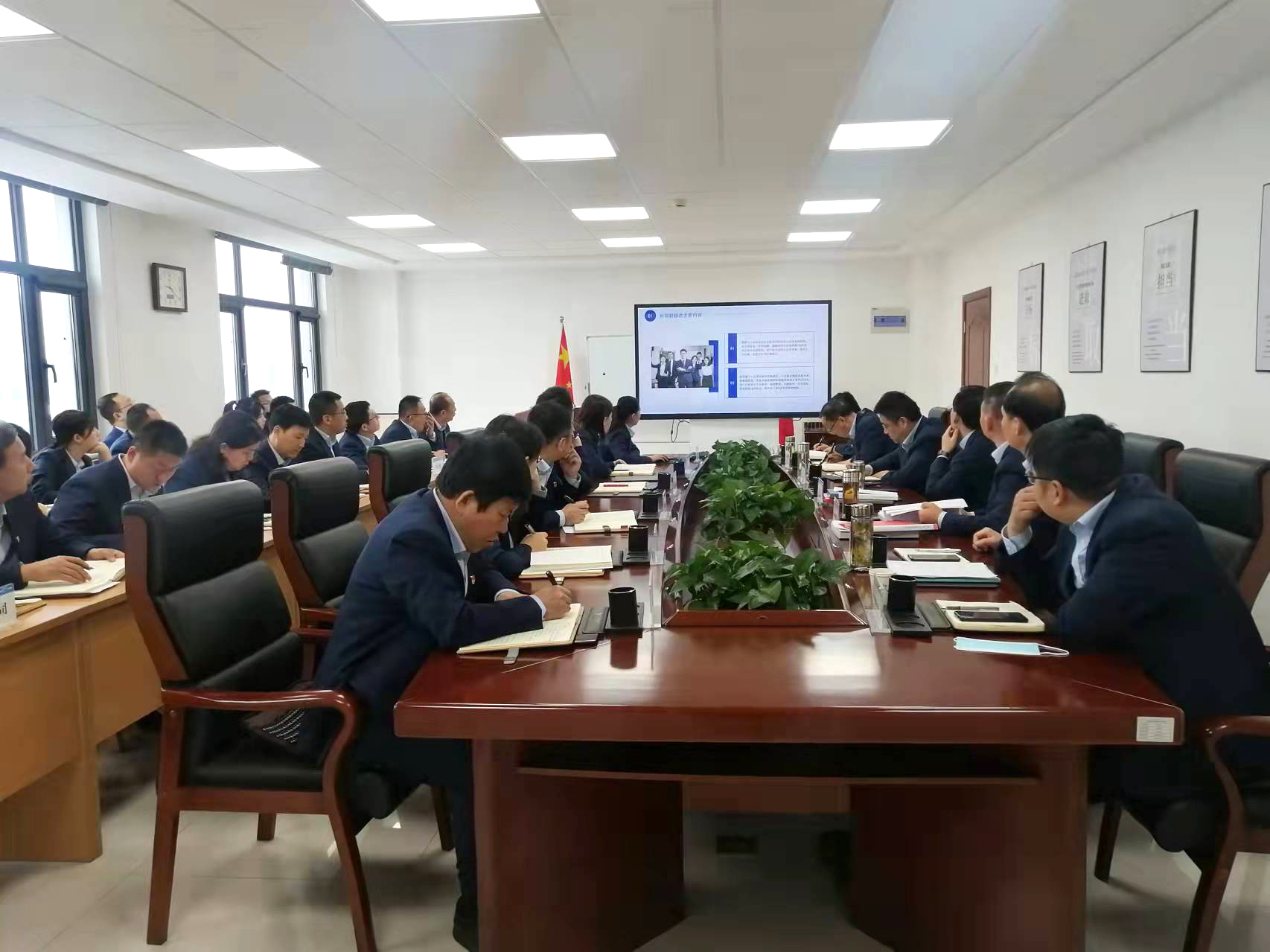 U8国际集团召开党委理论学习中心组集体学习会议(图2) U8国际集团召开党委理论学习中心组集体学习会议(图2)