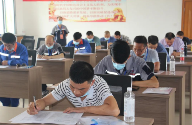U8国际集团泓盛达公司在“焊工”技能大赛中取得好成绩(图2) U8国际集团泓盛达公司在“焊工”技能大赛中取得好成绩(图2)